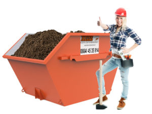 Container für Bodenaushub mit Handwerkerin – Heiss Klein-Containerdienst